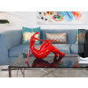 Ambiente living in stile moderno impreziosito con statuetta raffigurante donna seduta in colore rosso brillante
