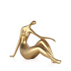 Scultura moderna con tinta oro effetto metallo di figura femminile seduta con braccio disteso