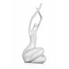 Statuetta figurativa in resina bianca raffigurante i lineamenti di una donna seduta con braccia distese