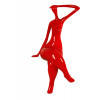 Statuetta figurativa in resina rossa laccata di donna seduta con gambe accavallate