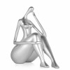 Statuetta moderna di ispirazione minimalista raffigurante donna seduta in colore argento