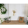 Ambiente living con parete arredata con scultura di corridore con rivestimento dorato metallizzato