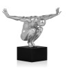 Statua in resina color argento con un uomo in equilibrio e con le braccia aperte