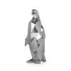 Scultura in resina raffigurante un Pinguino color argento posizionato su un elegante tavolino basso