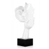 Vista laterale di scultura in resina bianca laccata rappresentate un bacio