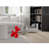 Interno living bianco impreziosito dalla scultura rossa a forma di cane accanto al divano