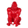 Statua rossa di imponente orango rappresentato in modo realistico