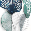 Scultura in metallo dettaglio di foglie azzurro
