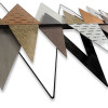 Triangoli visti da vicino facenti parte di un quadro in metallo che rappresenta delle montagne stilizzate